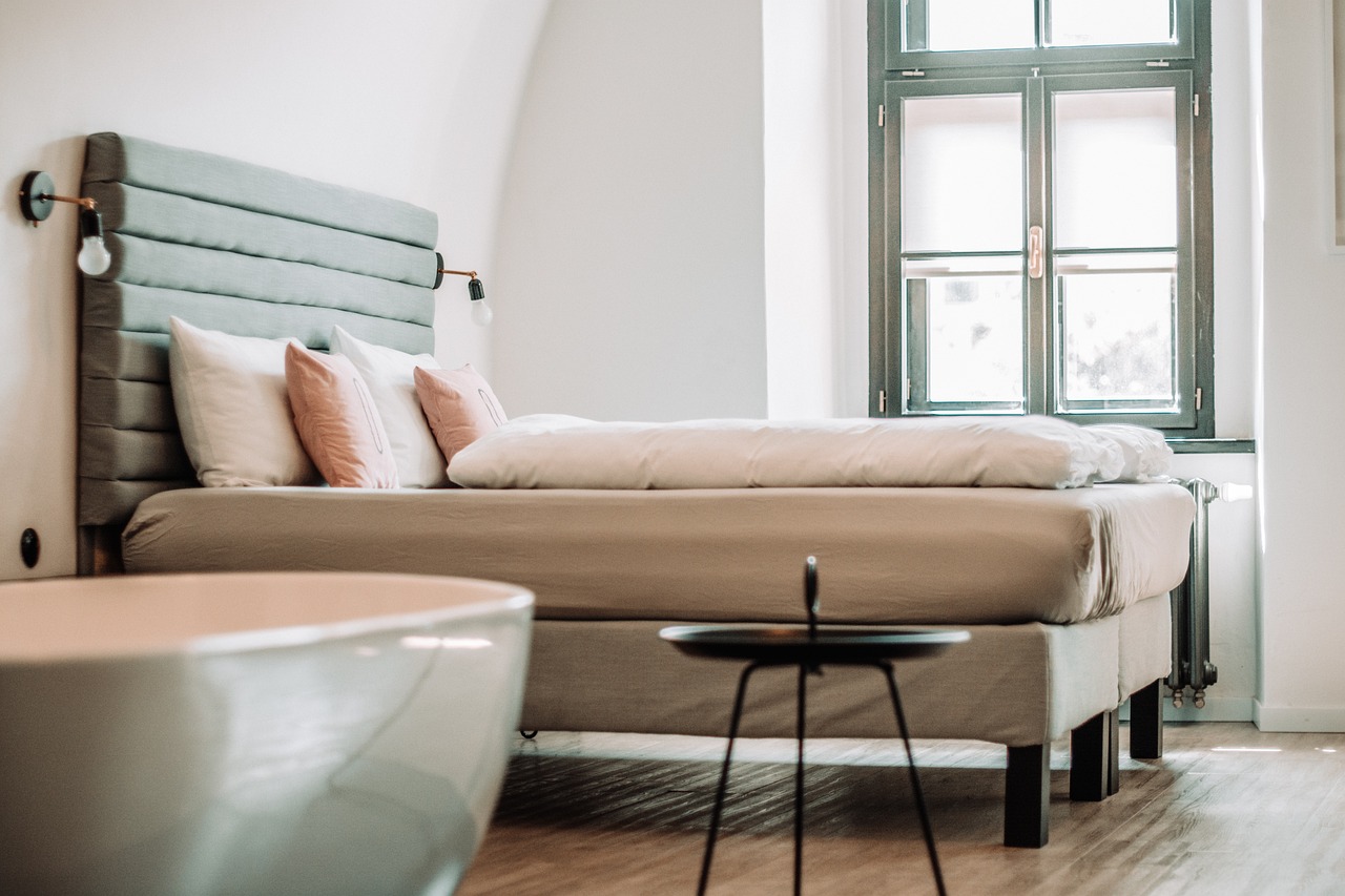 Doppelzimmer — Schreibtisch und Fenster